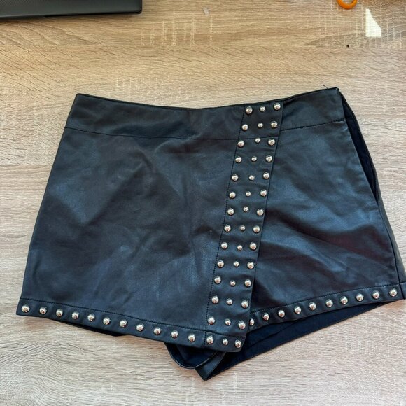 *flaw* Free People Emmy Studded Skort Mini Skirt in Black Vegan Leather *flaw* - Picture 1 of 7